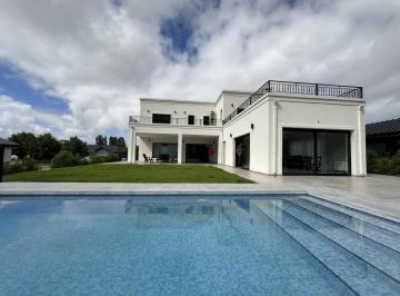 Casa · 270m² · 3 Dormitorios · Casa en Alquiler en Barrio Arenas del Sur