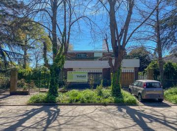 Casa · 691m² · 5 Ambientes · 1 Cochera · Chalet en Pinos de Anchorena con Jardin y Quincho