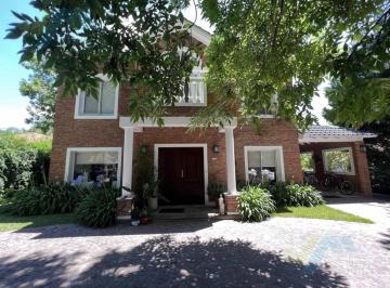 Casa · 250m² · 5 Ambientes · Casa en Golfers