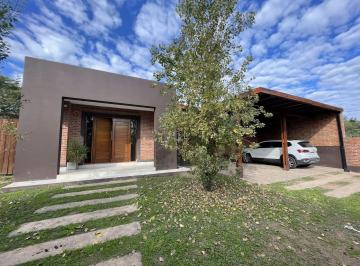 Casa · 922m² · 4 Dormitorios · 2 Cocheras · Propiedad de Categoría en Colastiné Norte