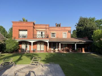Casa · 264m² · 8 Ambientes · 2 Cocheras · Venta en Barrio Casco Viejo Yb