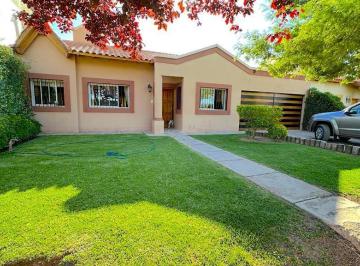 Casa de 7 ambientes, Rodeo del Medio · Hermosa Casa con Pileta y Quincho en Barrio Privado Los Solares