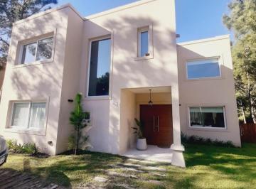 Casa · 192m² · 6 Ambientes · 2 Cocheras · Alquiler Temporal Casa en Costa Esmeralda
