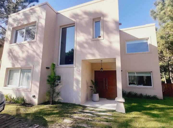 Casa · 192m² · 6 Ambientes · 2 Cocheras
