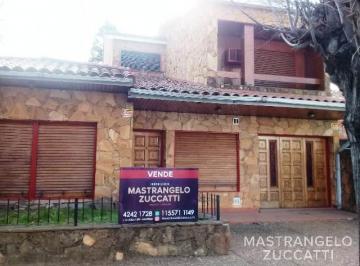 Casa · 237m² · 4 Ambientes · 3 Cocheras · Cerros Colorados 1345 - Banfield Oeste