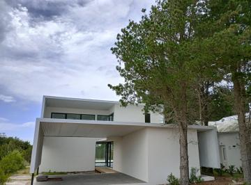 Casa · 190m² · 5 Ambientes · 2 Cocheras · Costa Esmeralda. Diseño Moderno. Casa a Estrenar