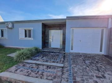 Casa · 200m² · 3 Ambientes · 2 Cocheras · Propiedad de Categoría en Pujato Norte
