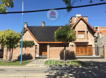 Casa · 288m² · 5 Ambientes · 1 Cochera · Casa en Venta, Hipólito Yrigoyen 770, Belén de Escobar