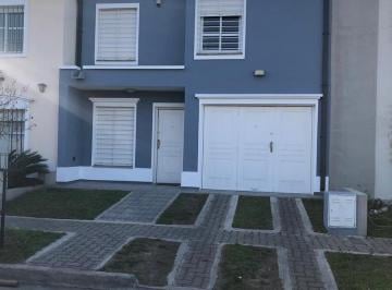 Casa · 174m² · 6 Ambientes · 1 Cochera · Casa en Venta en Solares de Santa Maria II