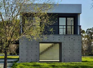Casa · 220m² · 4 Ambientes · 3 Cocheras · Casa en Venta en Everlinks Golf