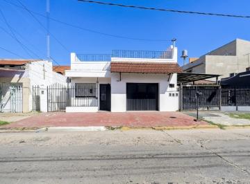 Casa · 125m² · 4 Ambientes · 1 Cochera · Casa en Isidro Casanova
