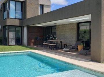 Casa · 300m² · 4 Ambientes · Casa en Alquiler Temporada Rumenco
