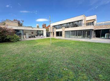 Casa · 540m² · 6 Ambientes · 2 Cocheras · Increible Casa en Barrio Parque Luro