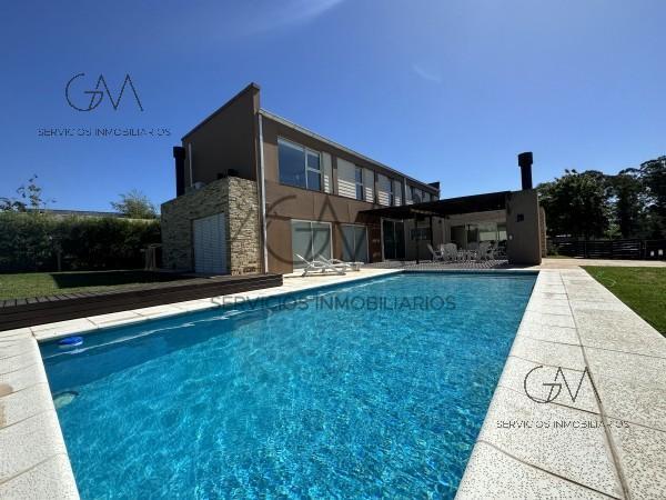 Casa de 5 amb, 300m² en Arenas del Sur con pileta y cochera — Mar del Plata