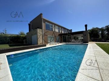 Casa · 300m² · 3 Dormitorios · 1 Cochera · Casa en Venta en Arenas del Sur