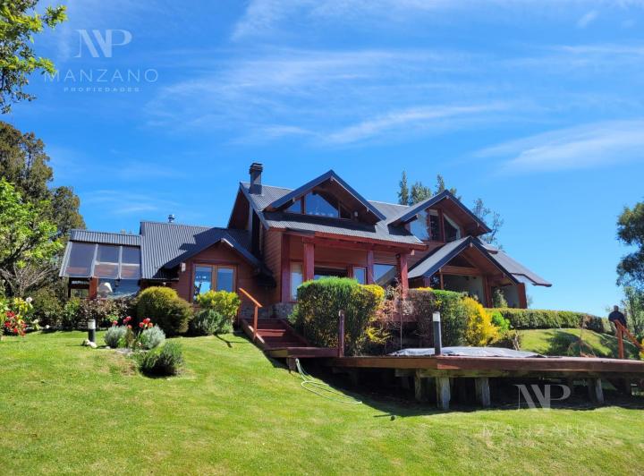 Casa · 2450m² · 6 Ambientes · 2 Cocheras