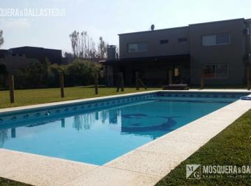 Casa · 240m² · 4 Ambientes · 6 Cocheras · Casa en Venta/alquiler en Santa Catalina - Villanueva