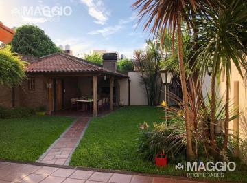 Casa · 225m² · 4 Ambientes · 1 Cochera · Casa Venta Villa Luzuriaga
