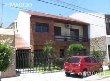 Casa · 206m² · 5 Ambientes · 1 Cochera · Casa Venta Ramos Mejía