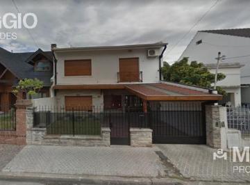 Casa · 260m² · 4 Ambientes · 1 Cochera · Casa Venta en Villa Sarmiento