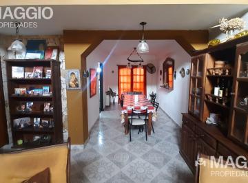 Casa · 190m² · 4 Ambientes · 2 Cocheras · Casa Venta Almirante Brown