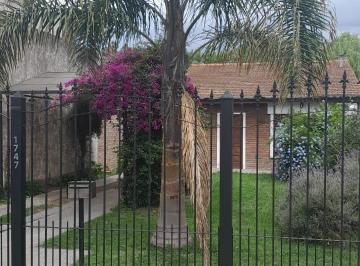 Casa de 4 ambientes, Lomas de Zamora · Casa con Garage, Jardín y Fondo Libre/ Venta o Permuta