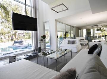 Casa · 684m² · 4 Ambientes · 1 Cochera · Venta de Casa en Saint Thomas Este Oeste - Canning
