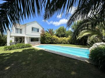 Casa · 207m² · 5 Ambientes · 2 Cocheras · Venta Casa de 5 Ambientes en Rumenco