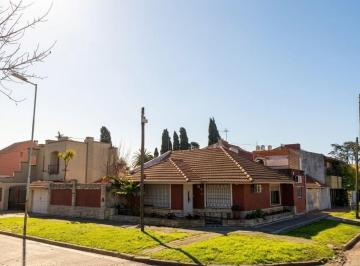 Casa de 5 ambientes, Lomas de Zamora · Casa en Venta con Cochera - Banfield