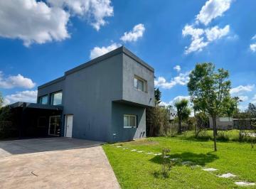 Casa · 160m² · 3 Ambientes · 2 Cocheras · Venta Casa de Dos Dorm. con Pileta, Quincho y Terreno de 1000 m² en Puerto Roldán