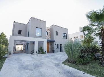 Casa · 260m² · 4 Ambientes · Casa en Venta en El Rocio - Canning