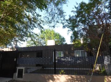 Casa · 230m² · 4 Ambientes · 2 Cocheras · Casa en Venta en City Bell - Dacal Bienes Raíces