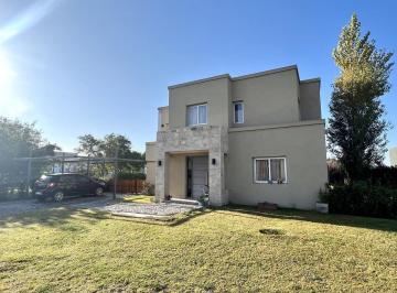 Casa · 205m² · 3 Ambientes · 2 Cocheras · Venta de Casa en Los Talas - Canning