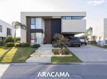 Casa · 320m² · 5 Ambientes · 2 Cocheras · Casa en Alquiler en Terralagos - Canning