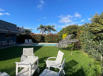 Casa de 5 ambientes Venta USD 330.000 · Excelente Propiedad, Ambientes Amplios, Luminosa, Jardin, y Pileta. Apta Credito
