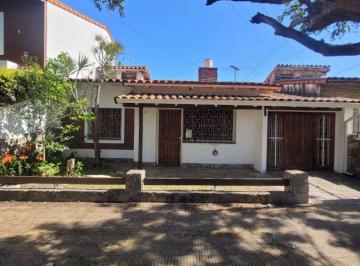 Casa de 4 ambientes, Lomas de Zamora · Banfield Chalet 3 Dorm. con Fondo y Cochera en Alquiler.
