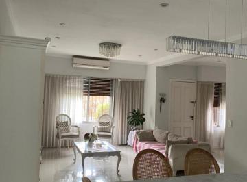 Casa · 170m² · 5 Ambientes · 2 Cocheras · En Venta Casa con 3 Habitaciones, Quincho y Piscina. Berarazategui