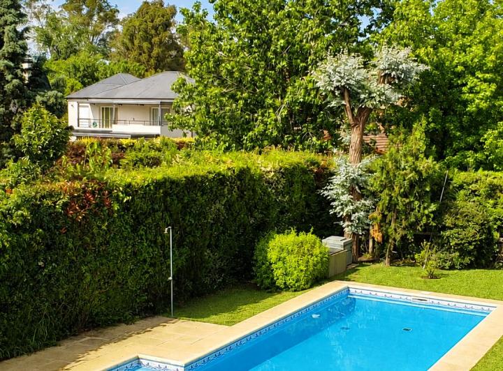 Casa · 220m² · 5 Ambientes · 4 Cocheras
