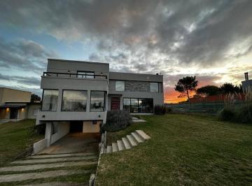Casa · 250m² · 5 Ambientes · 3 Cocheras · Casa en Venta Costa Esmeralda