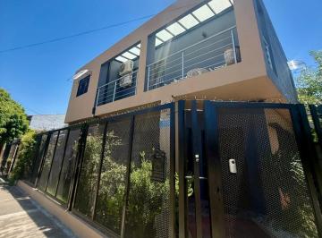 Casa · 200m² · 5 Ambientes · 2 Cocheras · Castelar Norte Impecable Casa Racionalista 5 Ambientes Permu