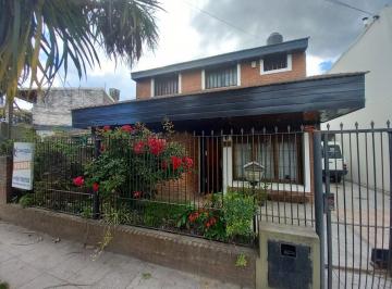 Casa · 190m² · 4 Ambientes · 4 Cocheras · Venta Chalet 4 Amb 2 Plantas - Patio y Quincho/cochera - Permuta - Ortega y Gasset Al 900