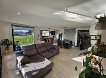 Casa de 5 ambientes, Berazategui · Casa - Barrio Villalobos