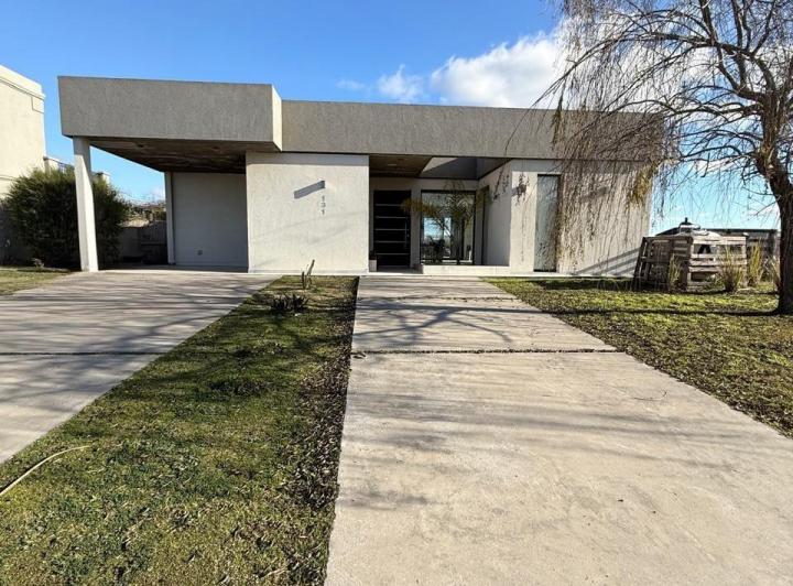Casa · 185m² · 5 Ambientes · 3 Cocheras