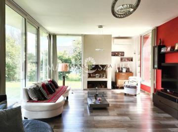 Casa · 248m² · 6 Ambientes · 2 Cocheras · Casa en Venta en El Nacional