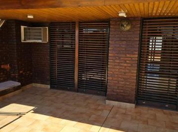 Casa de 6 ambientes, Almirante Brown · Excelente Chalet con Quincho y Pileta en Primer Piso por Escalera