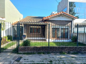 Casa de 4 ambientes, Almirante Brown · Chalet 2 Habitaciones y Escritorio, Garage Cubierto, 700 m de La Estacion