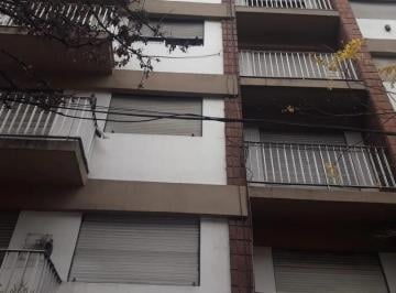 Departamento · 61m² · 3 Ambientes · 1 Cochera · 3 Ambientes C/dep a La Calle con Balcon y Cochera Fija