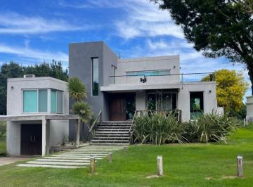 Casa · 220m² · 4 Dormitorios · Costa Esmeralda - Residencial I 189 - Alquiler