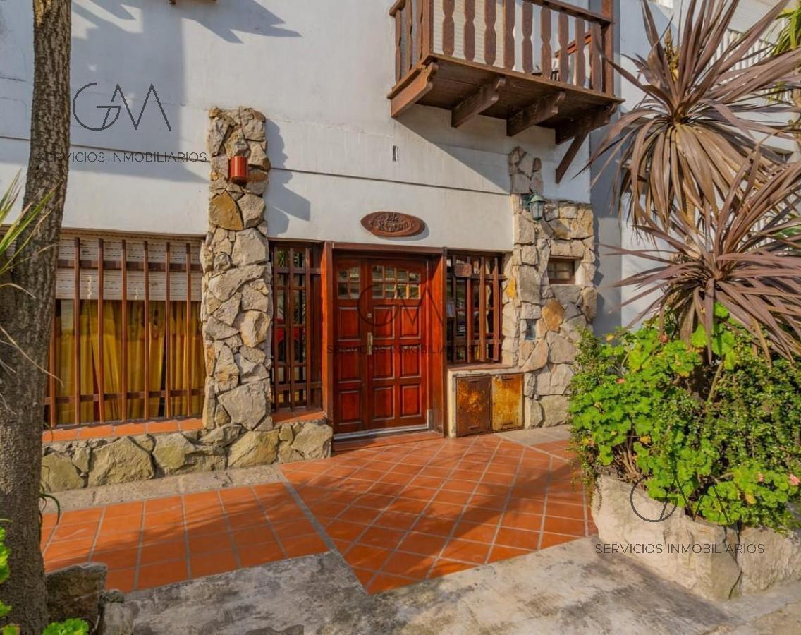 Ubicado en la prestigiosa zona de La Perla, este bloque de ocho departamentos, con posibilidad de uno adicional, ofrece una excelente oportunidad de inversión. Actualmente funcionando como apart hotel