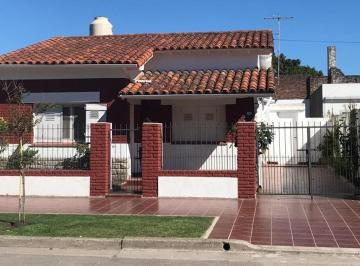 Casa de 3 ambientes, Miramar · Chalet con Comodidad Para 6 Pasajeros en Miramar.